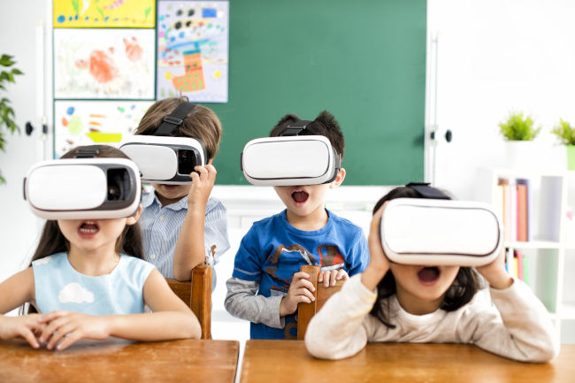 Kinderen-verbaasd-door-virtual-reality-VR