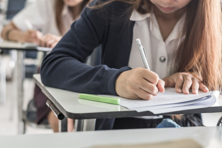 toetsen en examens leveren veel nakijkwerk op.
