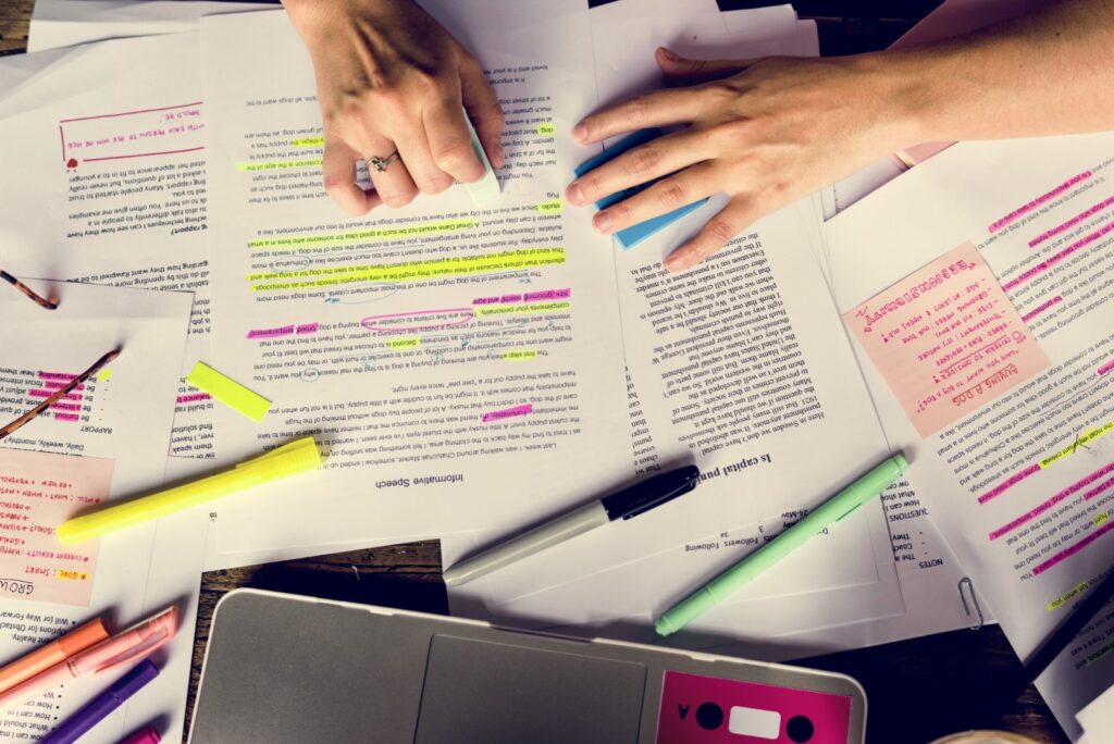 Student_handboek_marker_notities_laptop