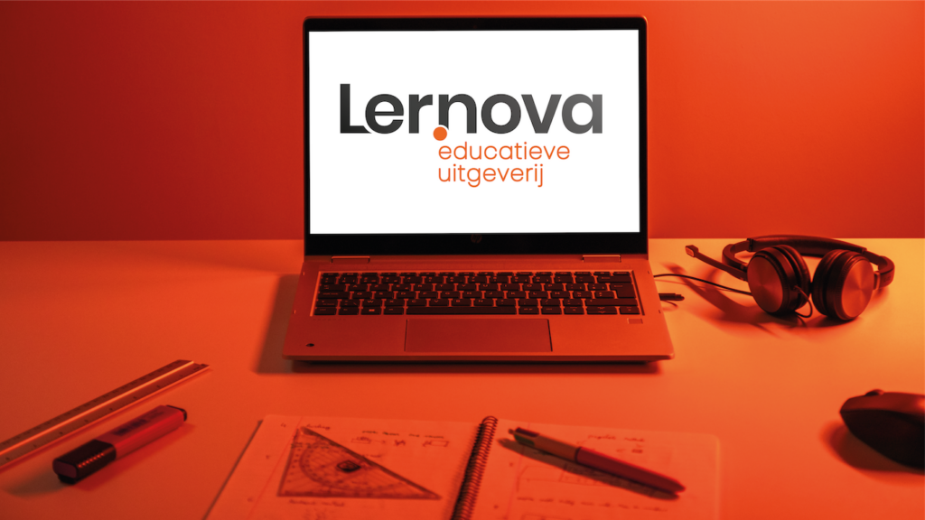 Lernova+Laptop en schrift