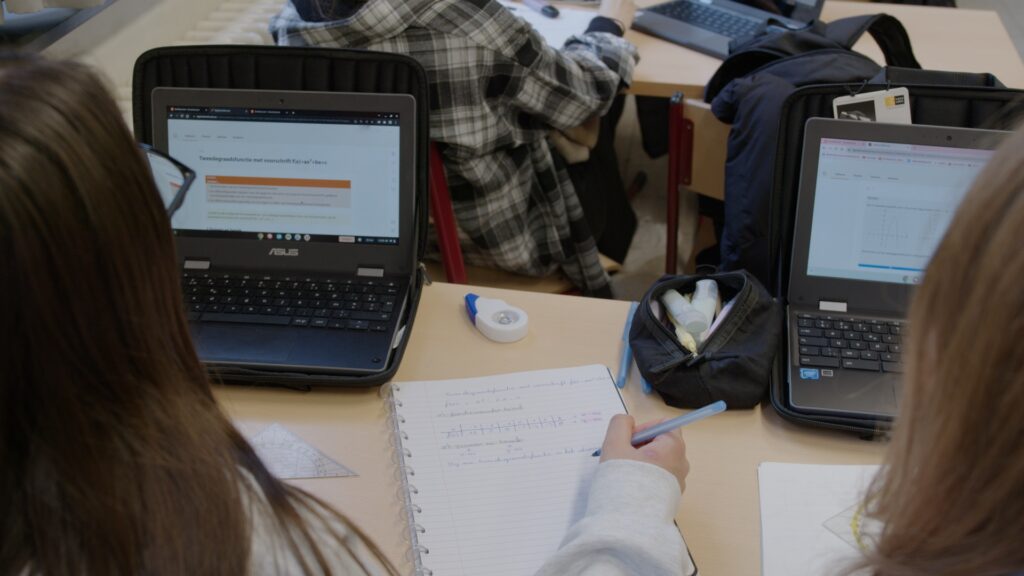 Lernova, leerling, laptop
