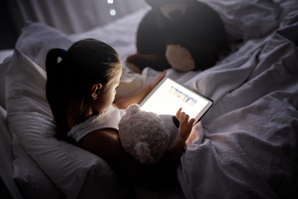 meisje op tablet in de avond